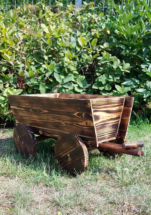 Donica ozdobna ładna z drewna.