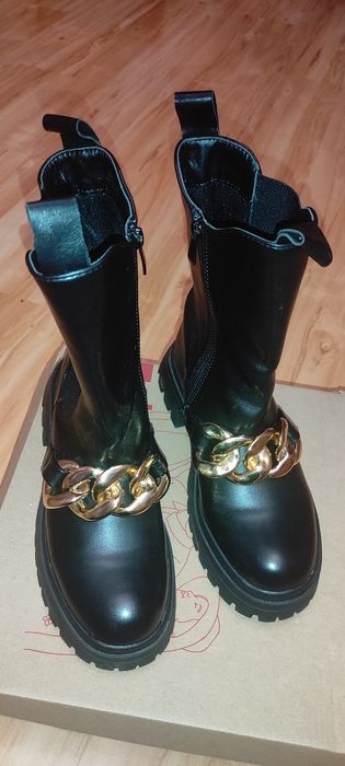 Botki  czarne workery z ozdobnym, złotym łańcuchem. Rozmiar 39
