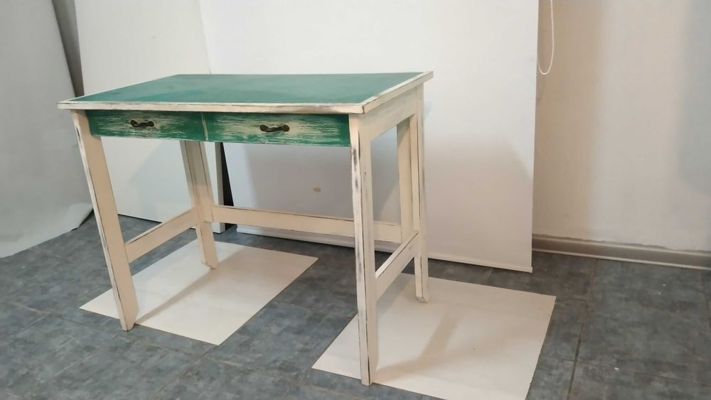 biurko / mały stolik / stół z szufladami