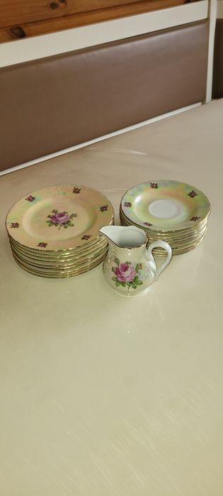 Парцелянові тарілки та молочник