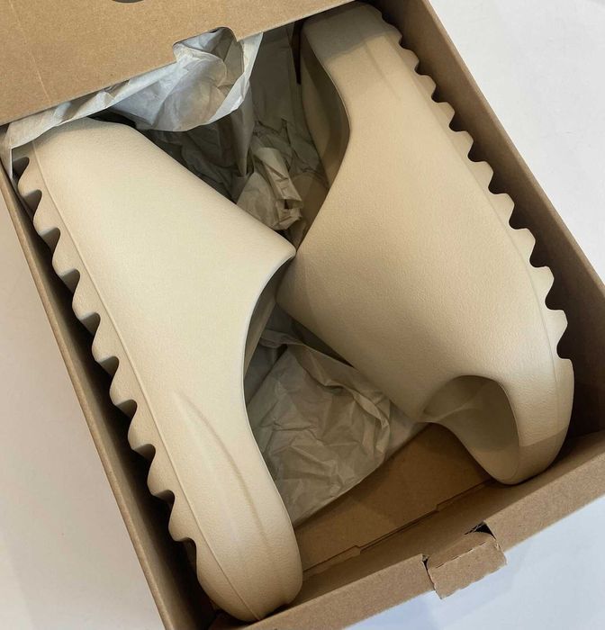 adidas Yeezy Slide / 38