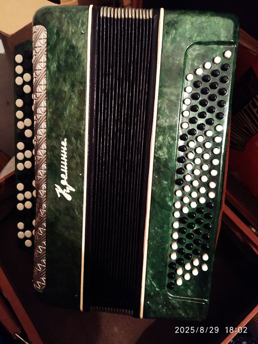 Баян з чемоданчиком продам