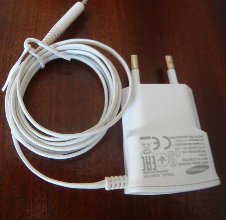 Samsung 5V ; 0,7A ; micro usb.