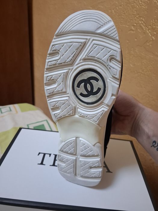 Продам кросівки фірми CHANEL