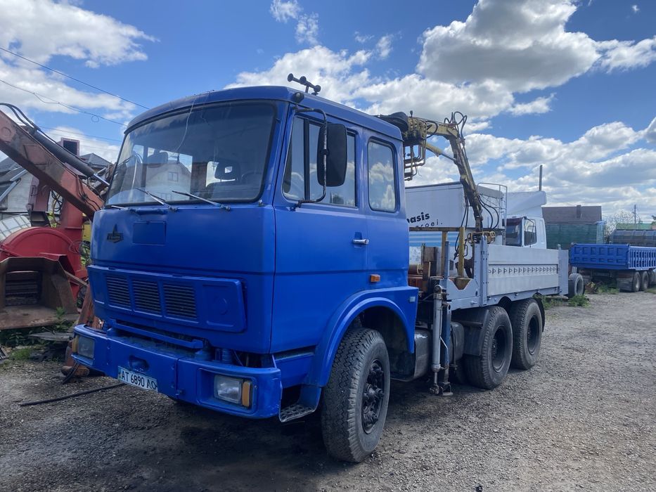 Вантажний автомобіль маз -64229 з маніпулятором