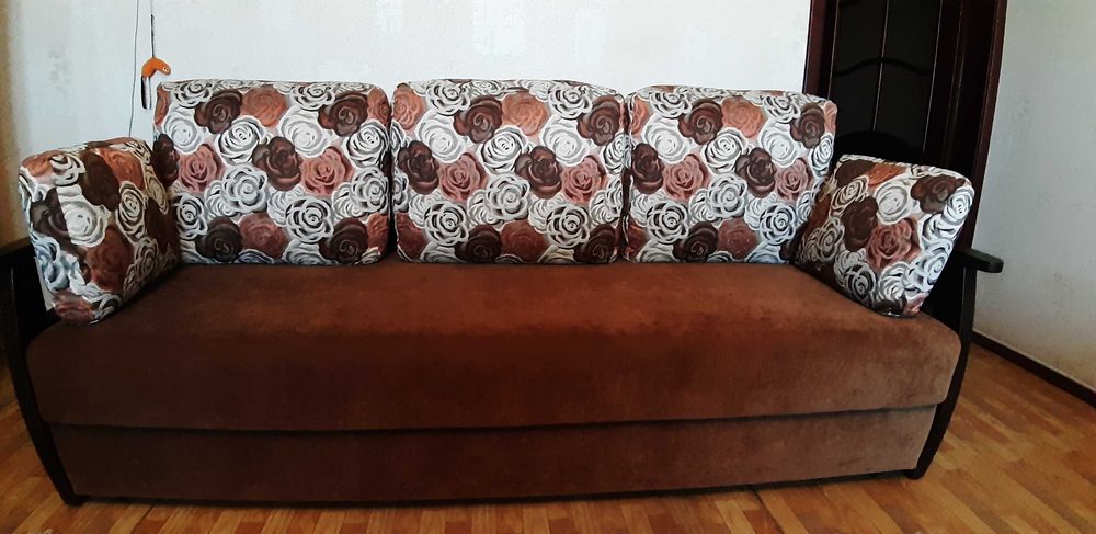Диван (розкладний) і два крісла