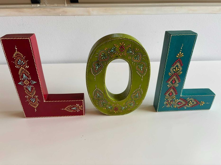 Conjunto de letras decorativas formando a palavra “LOL”