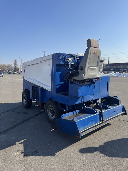 Льодоприбиральна машина Замбоні