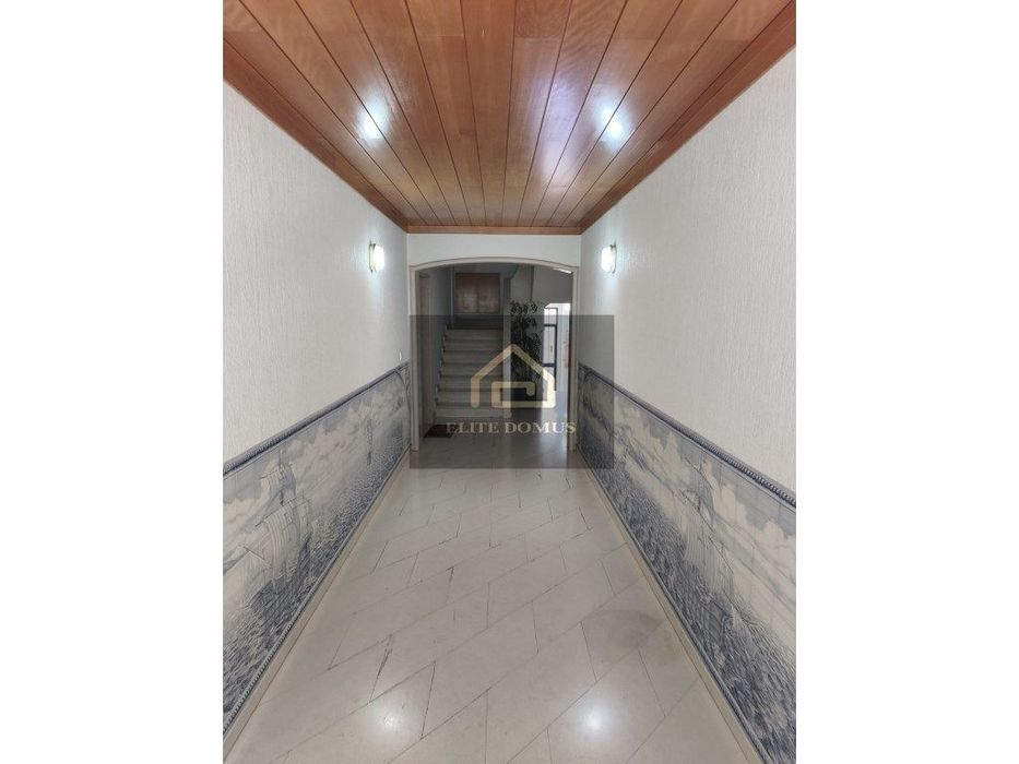 T2 com BOX, Terraço e Suite em Condomínio Fechado - Carcavelos!