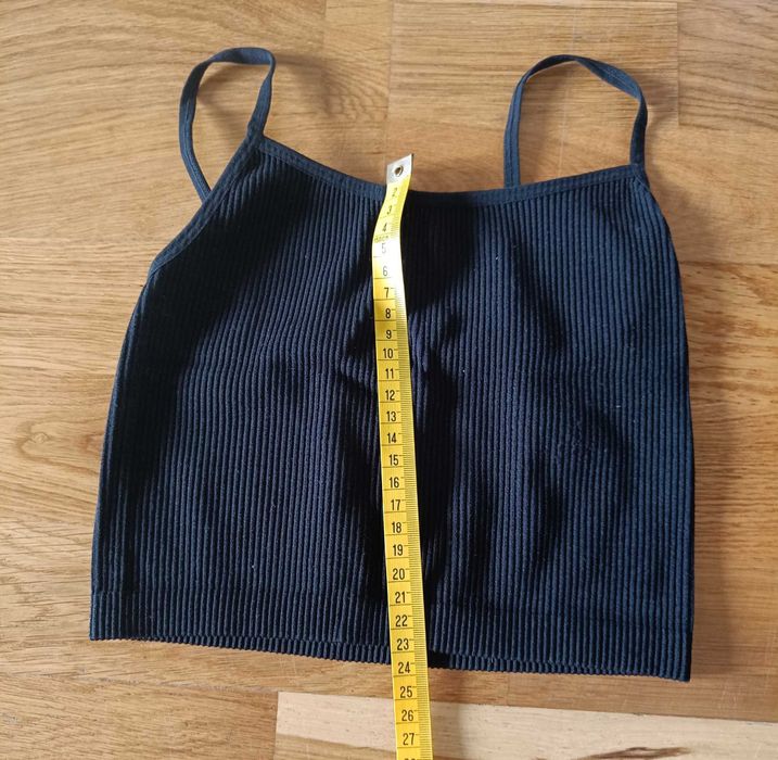 Czarny prążkowany crop top na ramiączkach Stradivarius XS 34