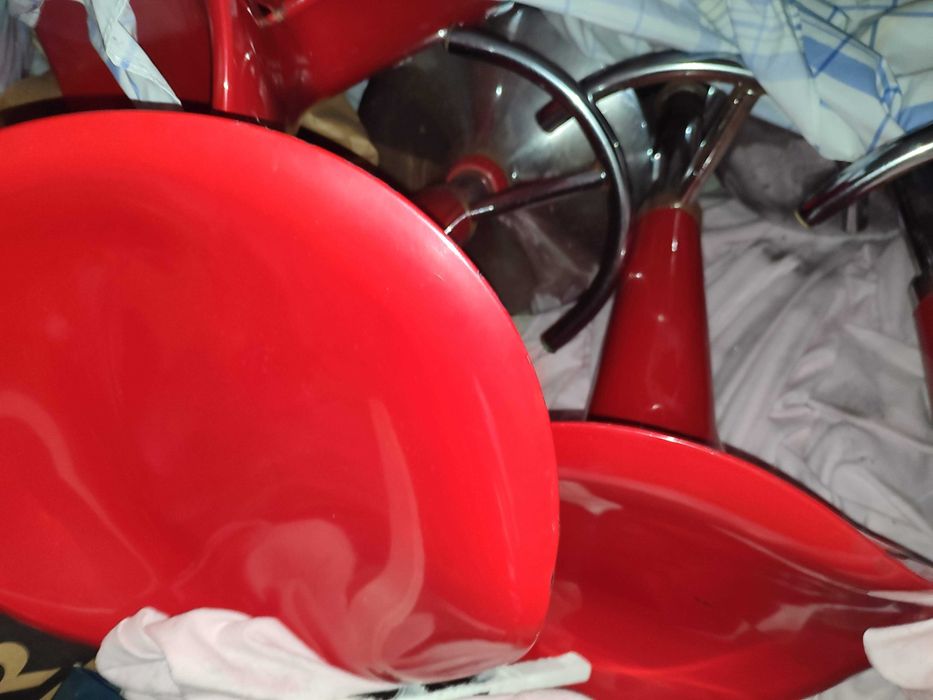 Bancos altos vermelhos