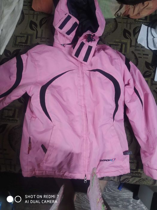 Продаю зимнюю лыжную женскую курточку