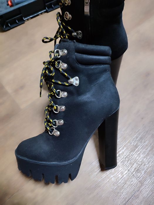 Весняні ботинки жіночі, на тракторній підошві зі замшу, чорні