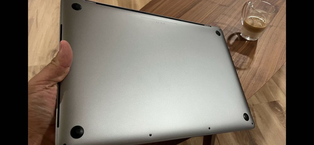 MacBook Pro 15” 2018 i7 16GB RAM 256GB SSD – A1990