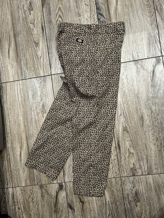 Męskie spodnie Dickes w panterke  Silver Firs Leopard roz W29