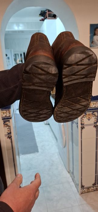 Bota castanha em pele 35,todas cozindas,sola tipo pneu.