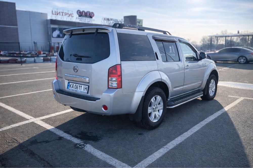 NISSAN Pathfinder 4.0 V-6 2007 р. 7 місць