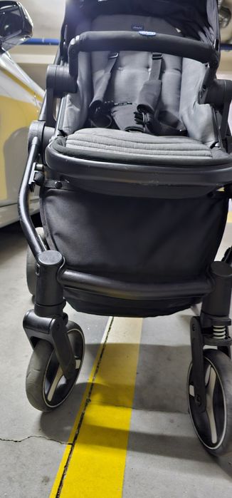 Carro de bebé com ovo