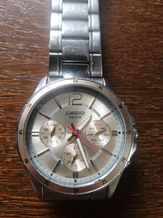 Zegarek Casio srebrny.