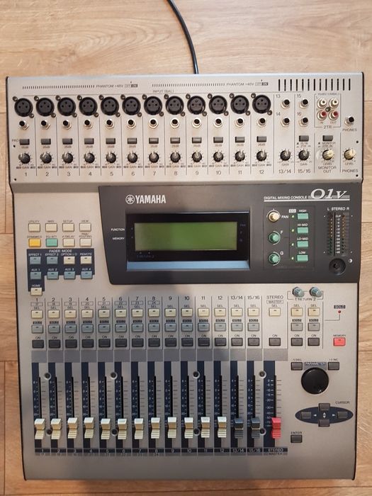 Yamaha 01v mikser cyfrowy z kartą MY8-AE