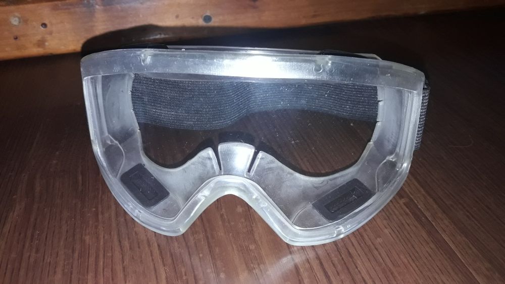 садовый насос и защитние очки