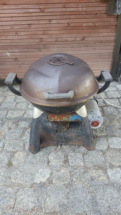 Grill węglowy z dmuchawą.