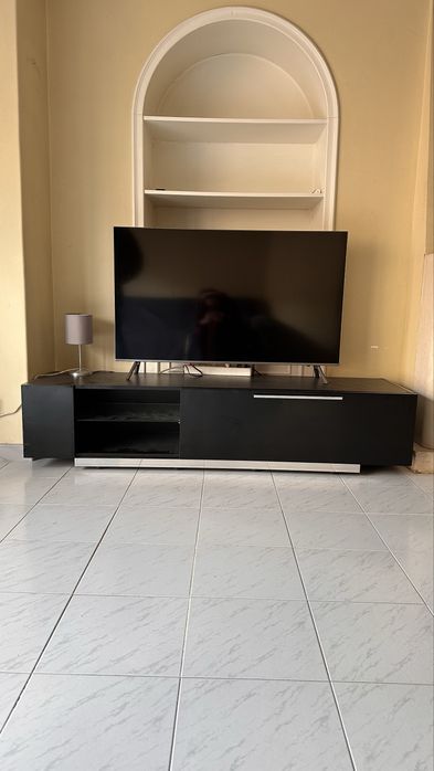 Rack preto com detalhes em prateado