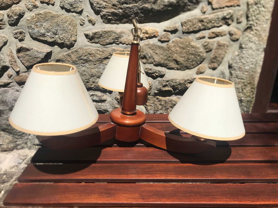Candeeiro de tecto com três lampadas