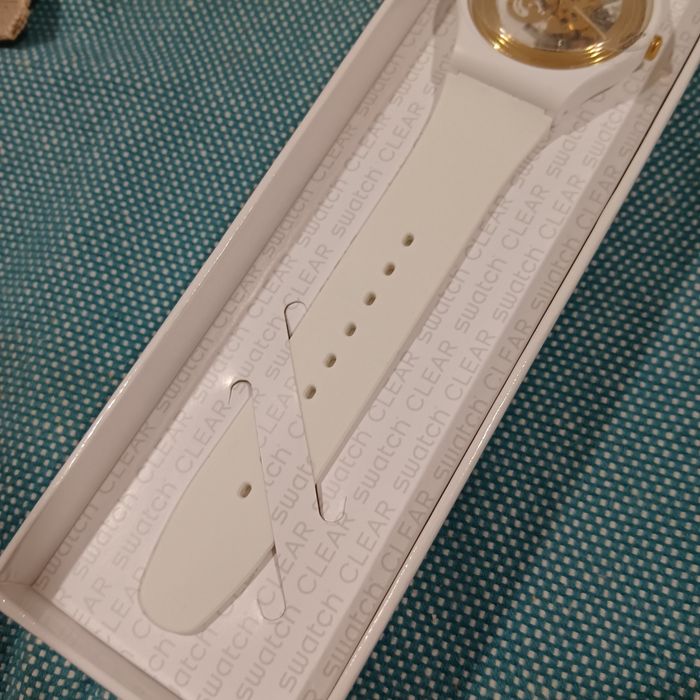 Relógio Swatch dourado e branco