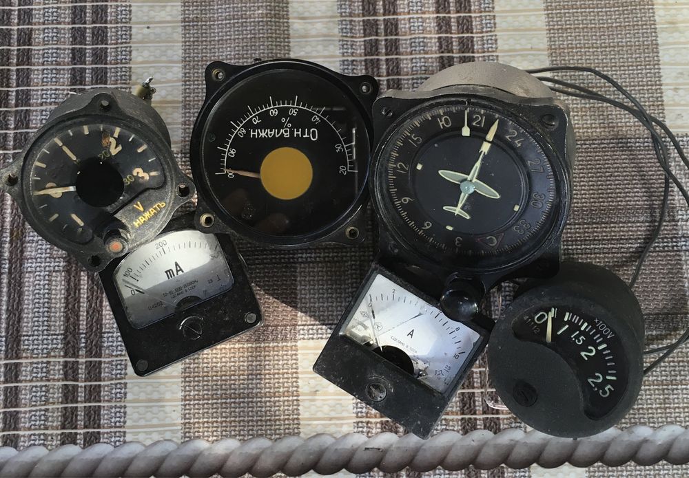 Радіо деталі та прилади.