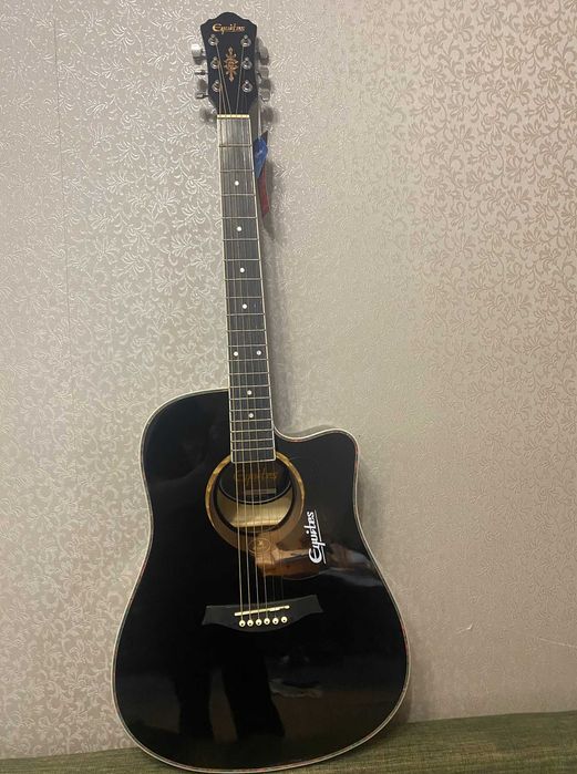 акустическая гитара черная глянцевая с пикгардом и анкером