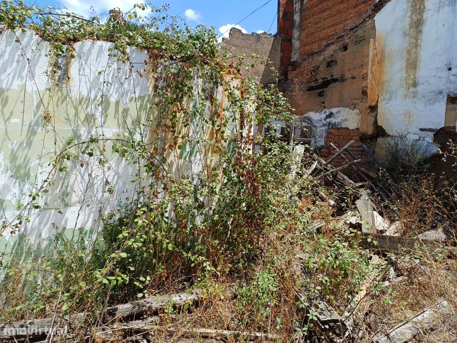 Moradia para remodelação em local soalheiro e sossegado