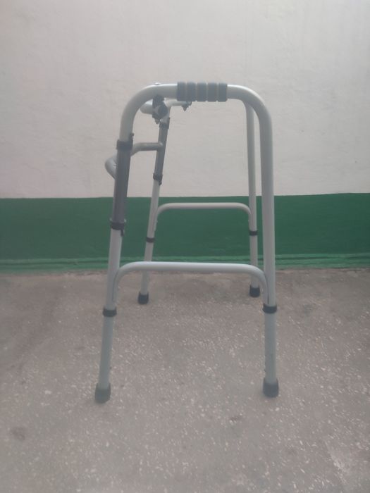 Ходунки для пожилых людей