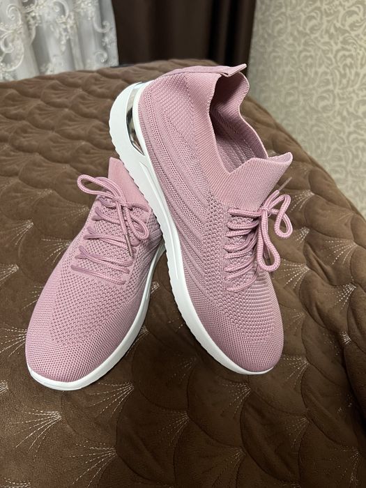 Кросівки жіночі нові