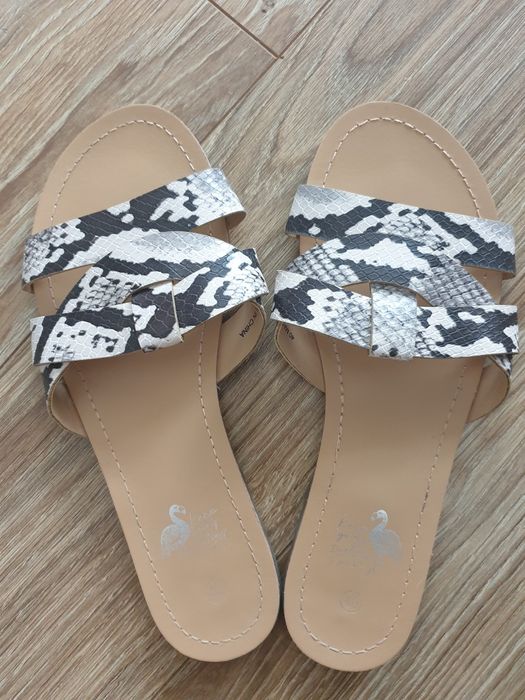 Klapki w motyw wężowej skóry roz 40