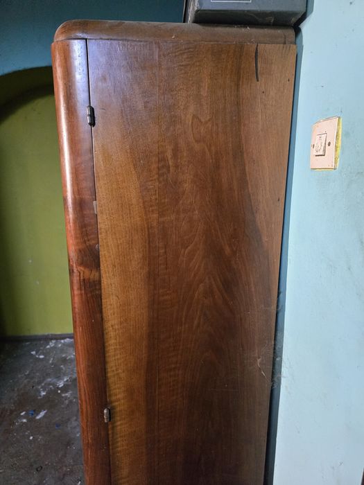 Szafa ubraniowa z witryną w stylu Art Deco.