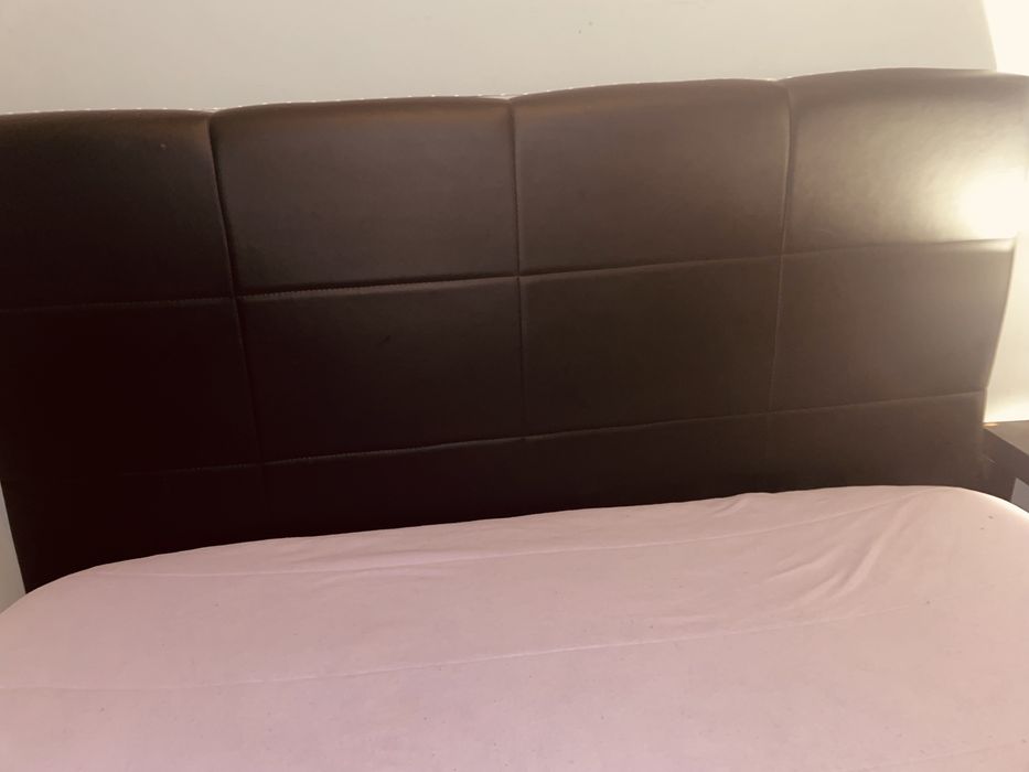 Cama com cabeceira sintetica
