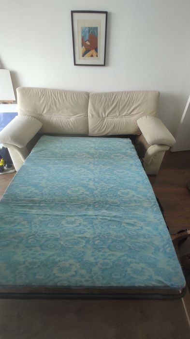 Sofá cama bege.