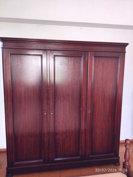 Roupeiro 3 Portas em Madeira – Excelente Estado!