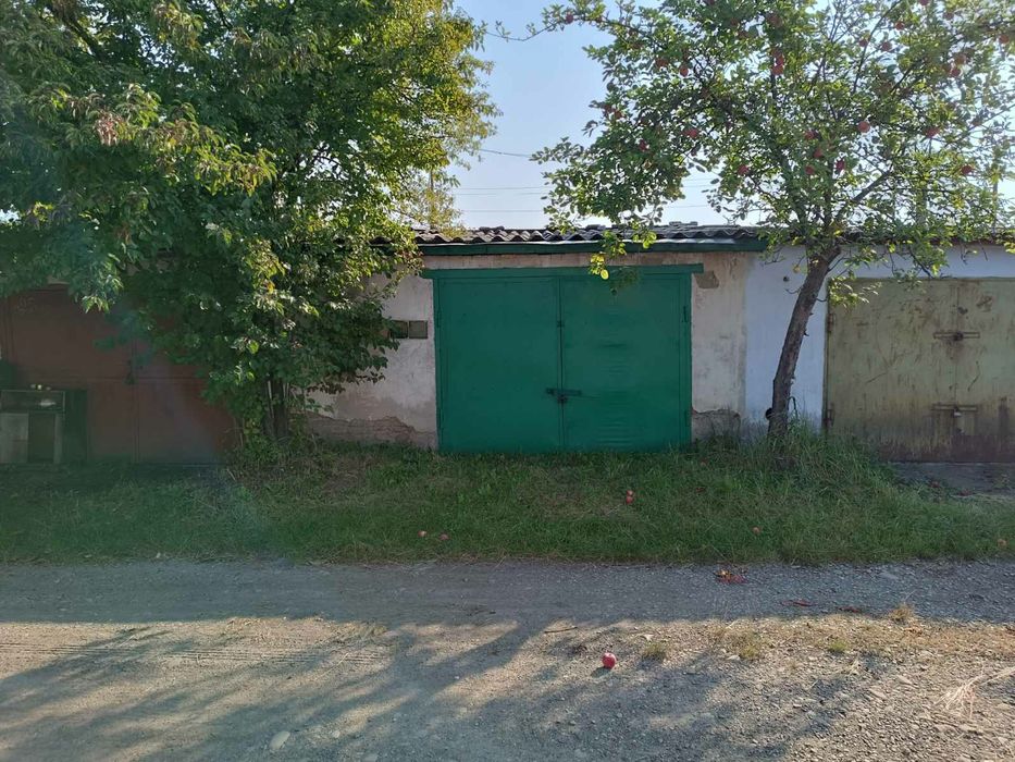 Цегляний гараж в кооперативі