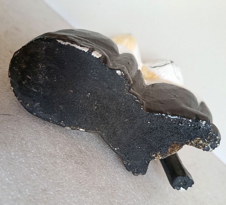 Stara figurka, rzeźba Kotki z drewna Kot