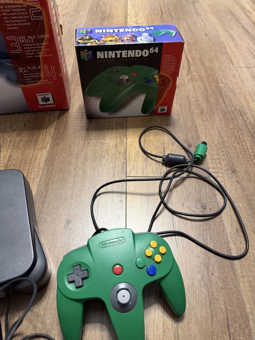 Konsola Nintendo 64 z dwoma padami w oryginalnym kartonie + gra Fifa 98