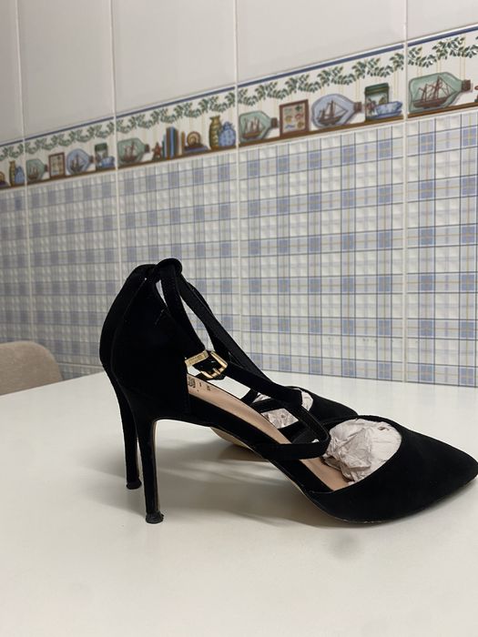 Sapatos pretos stiletto