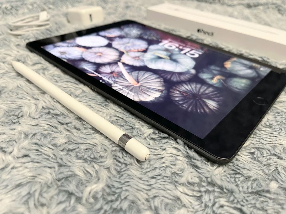 IPad 8 (32 gb) LTE, отличное состояние + стекло! A2428