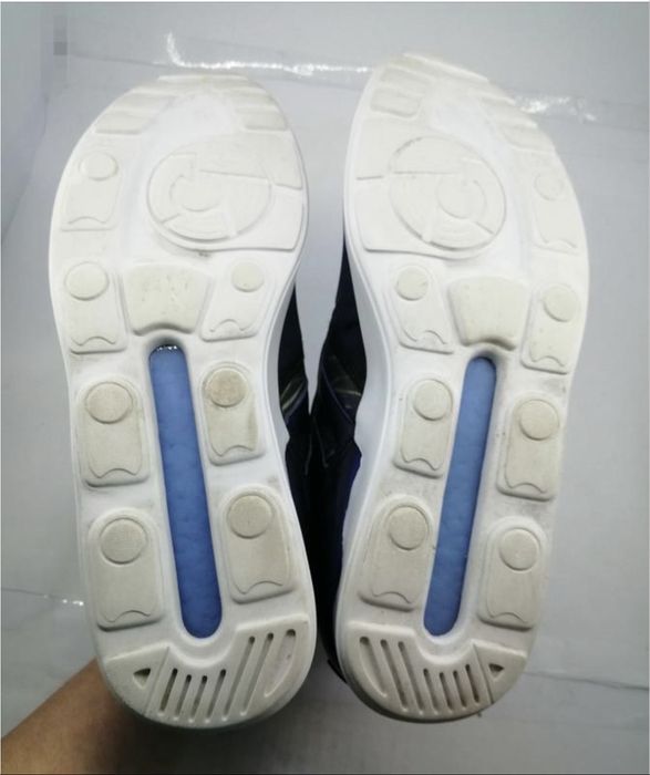 Кросівки Adidas.
