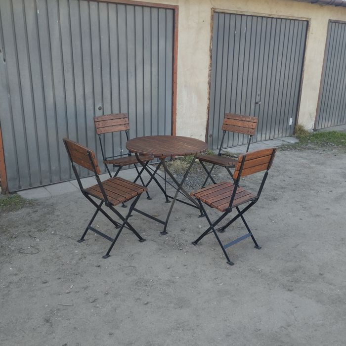 Stół i 4 krzesła na żeliwnych nogach.