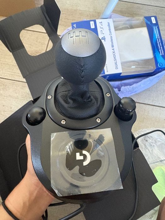 Volante + Pedais LOGITECH G29 Driving Forceracing (Multiplataforma - Preto) + Caixa de Velocidades