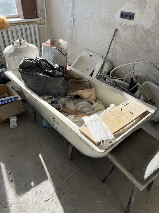 Отдам - двери, ванную, умывальник, унитаз