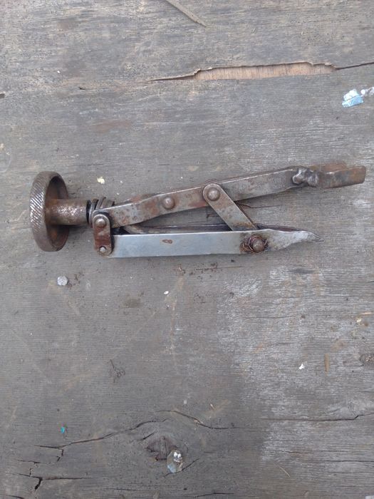 Приспособление для снятия и установки сухарей клапанов