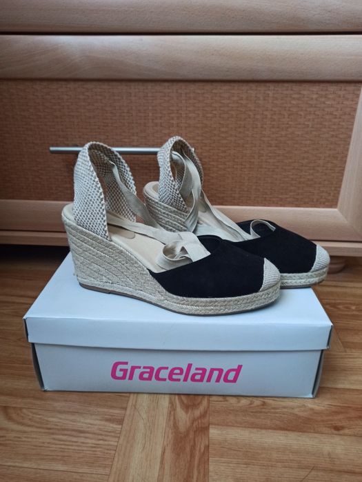 Wiązane koturny damskie